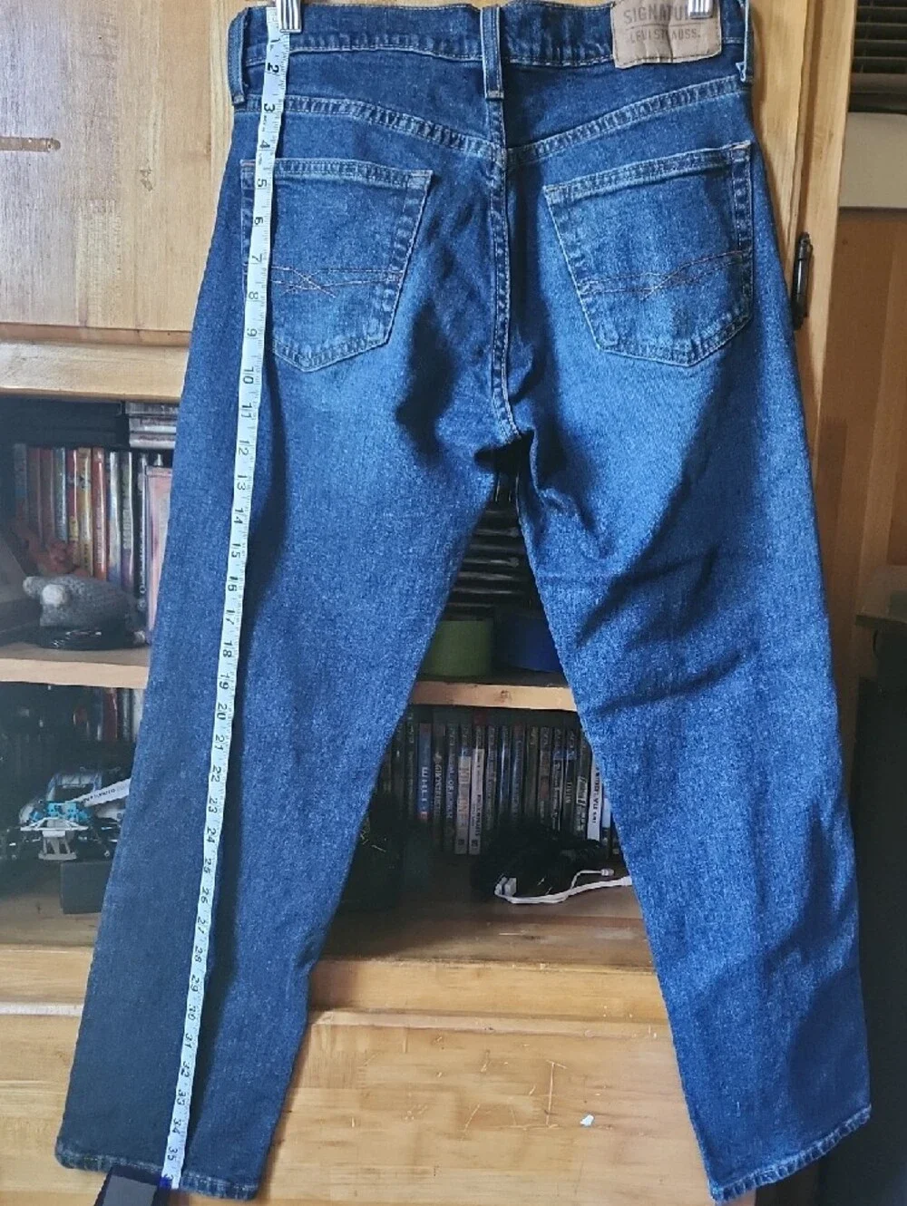 Levi's Signature Men's Athletic Cut Straight-Leg Jeans in Med. Blue Wash.  28x30
